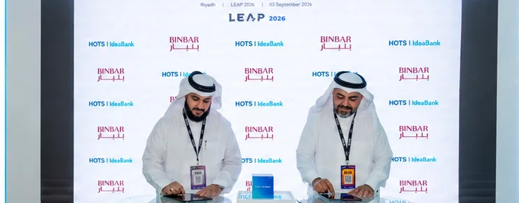 BINBAR — توقيع اتفاقية في جناح هوتز خلال مؤتمر ليب.